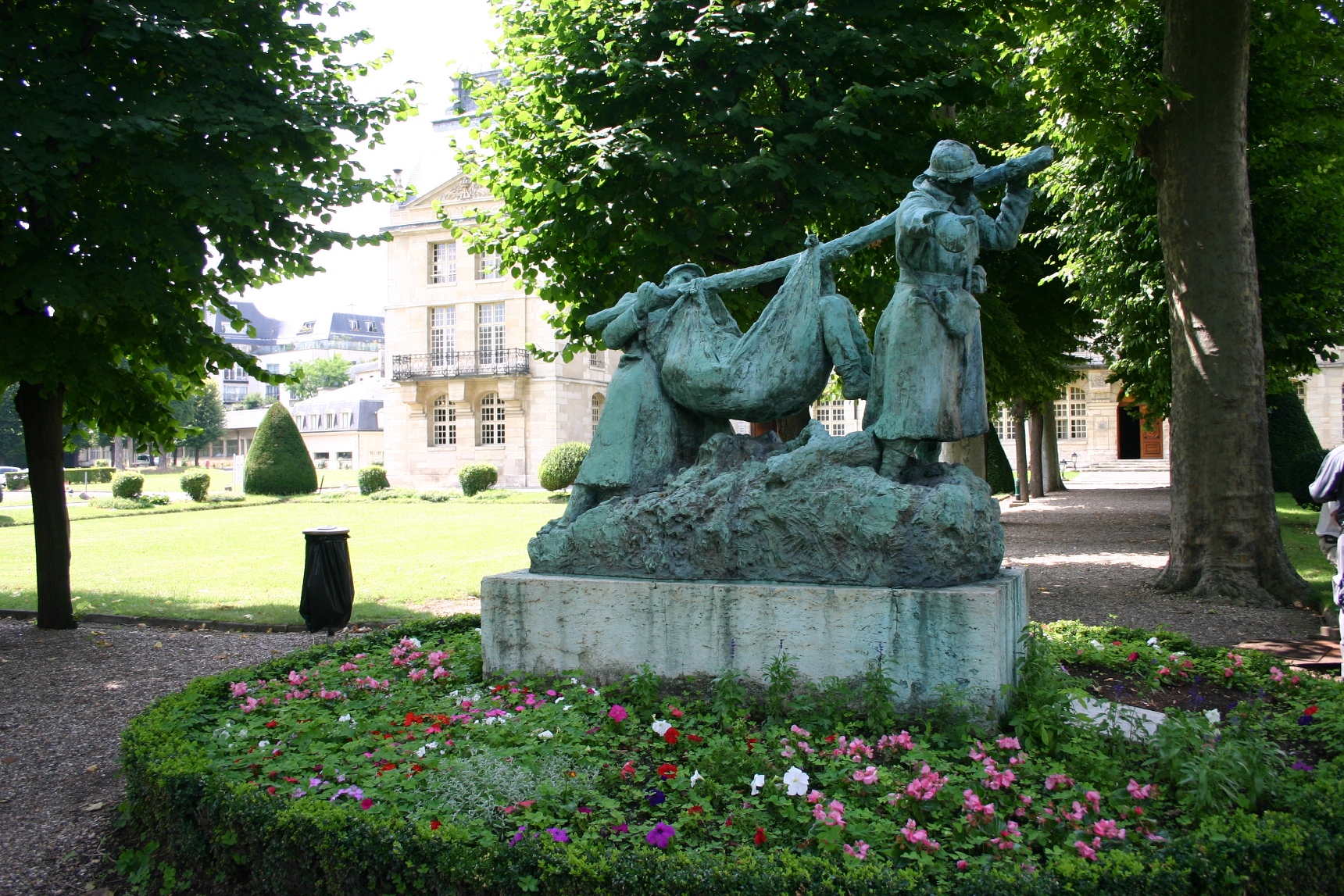 Military health service war memorial, Val-de-Grâce, Paris - 01.JPG